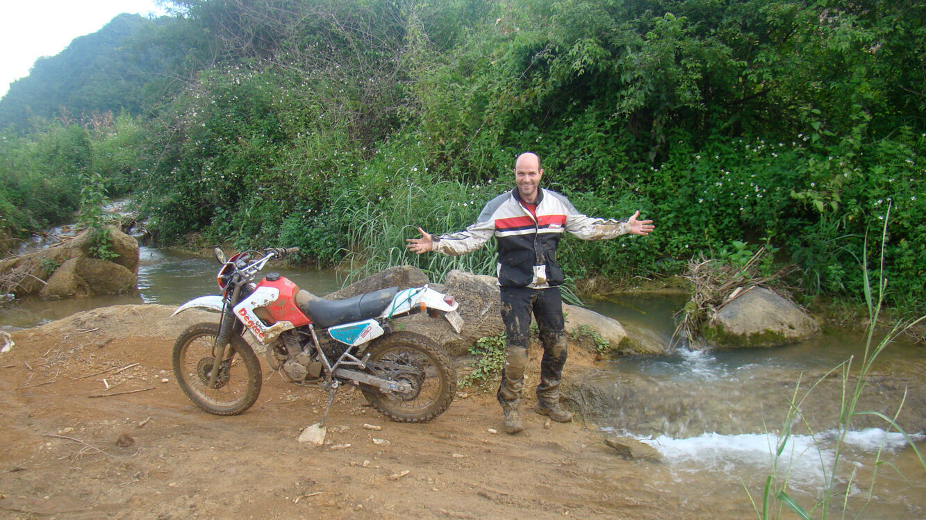 Couples Qui Roulent Ensemble En Moto Sur Le Bord De La Route Il Y