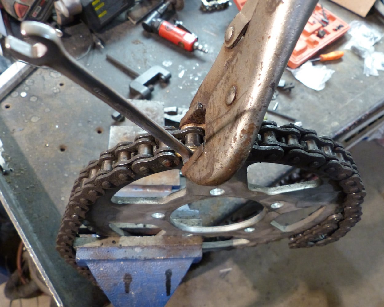 Comment réparer une chaîne de moto
