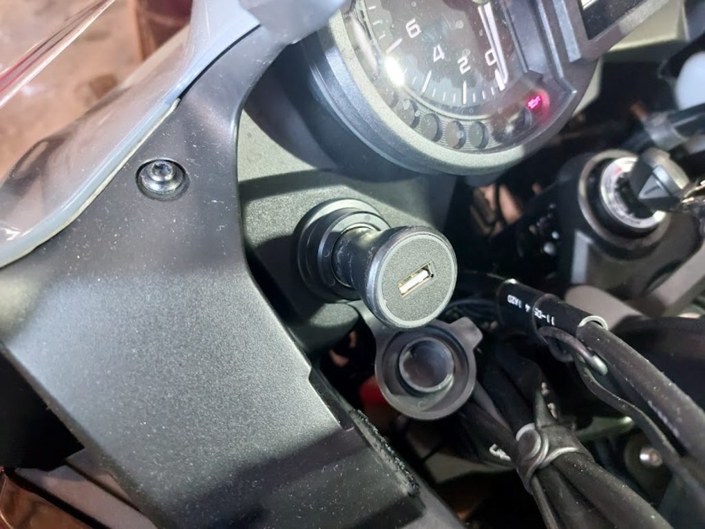 Installer une prise USB sur une Moto - Custom Tour Magazine