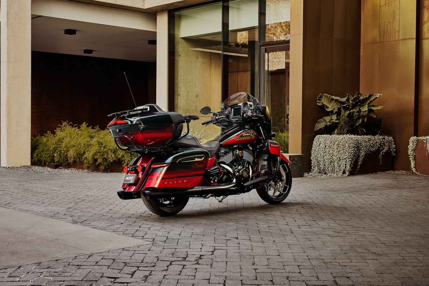 LA ROADMASTER ELITE D'INDIAN MOTORCYCLE COMBINE SOPHISTICATION-HAUT-DE-GAMME-ET-STYLE-NOIR-MENAÇANT