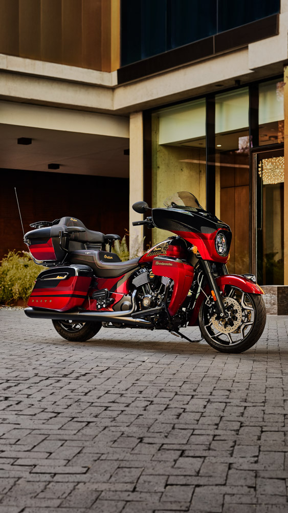 LA ROADMASTER ELITE D'INDIAN MOTORCYCLE COMBINE SOPHISTICATION-HAUT-DE-GAMME-ET-STYLE-NOIR-MENAÇANT