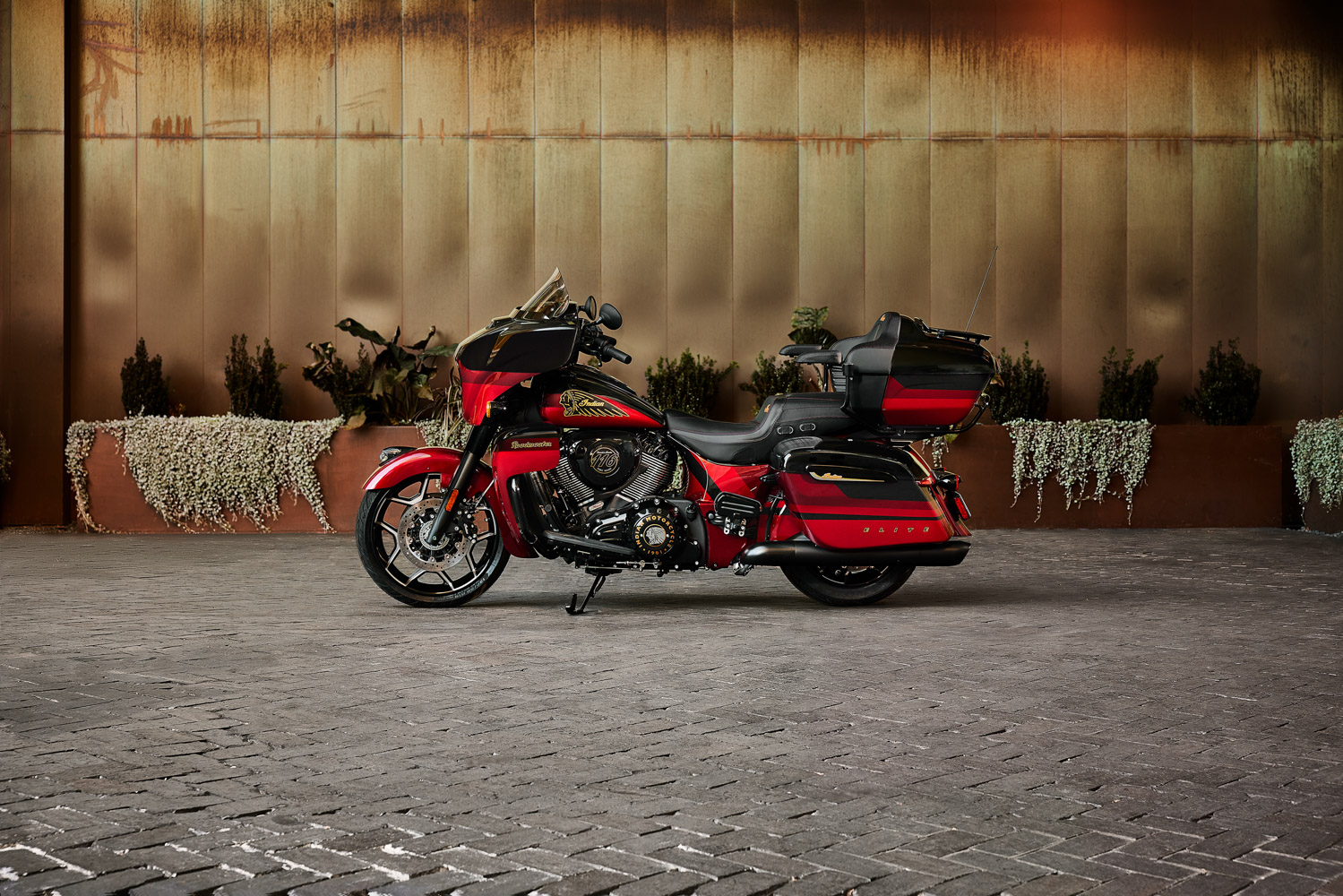 LA ROADMASTER ELITE D'INDIAN MOTORCYCLE COMBINE SOPHISTICATION-HAUT-DE-GAMME-ET-STYLE-NOIR-MENAÇANT