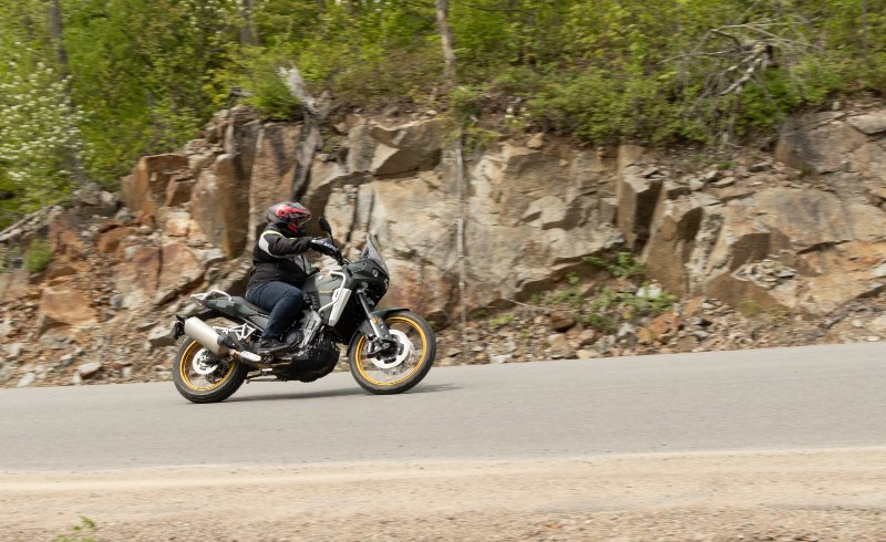 La Kove 800x PRO est compétente sur la route.
