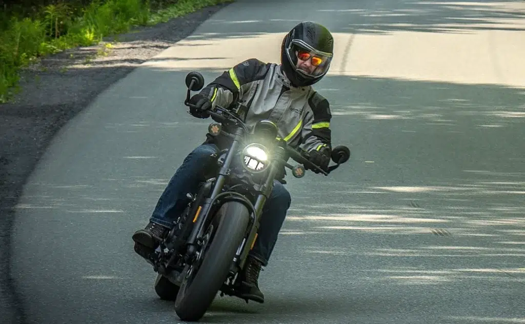 La CL-C450 est un plaisir à piloter dans les courbes.