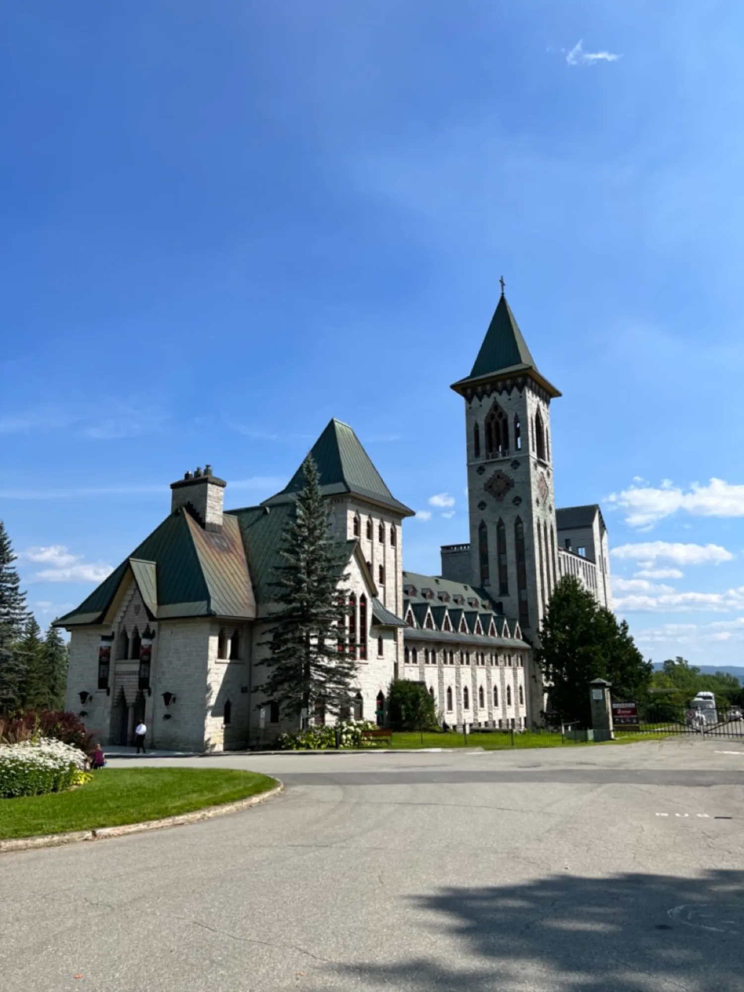L’Abbaye de St-Benoit-du-Lac est un endroit majestueux