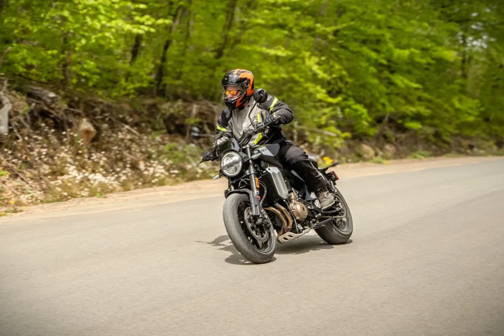 Essai de la Husqvarna Svartpilen 801 2025
