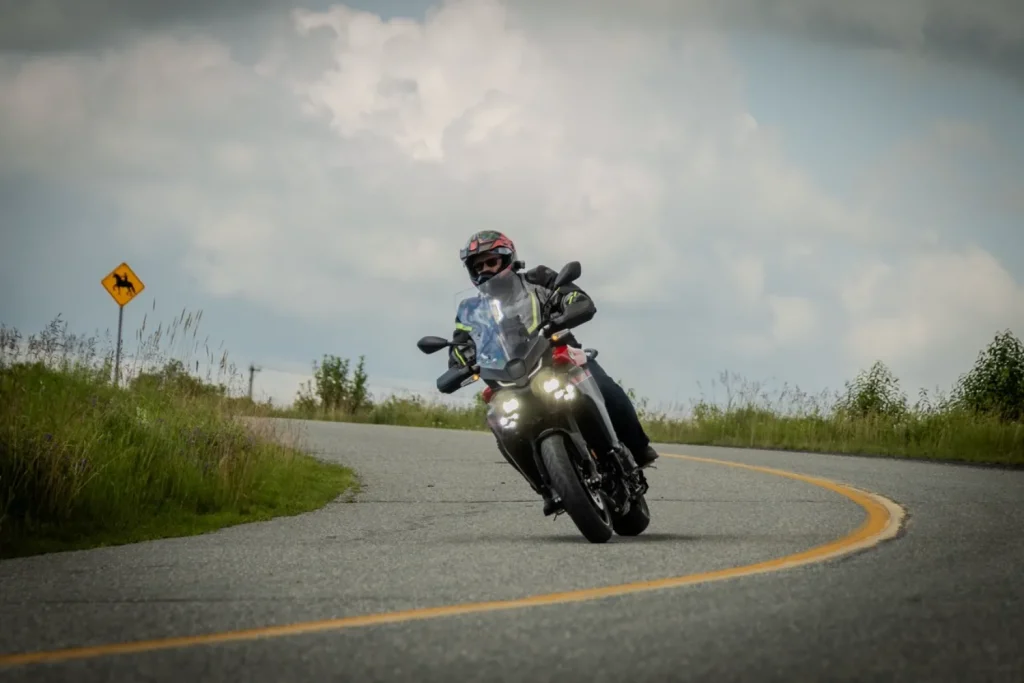 La toute nouvelle Yamaha Tracer 9 Y-AMT 2025