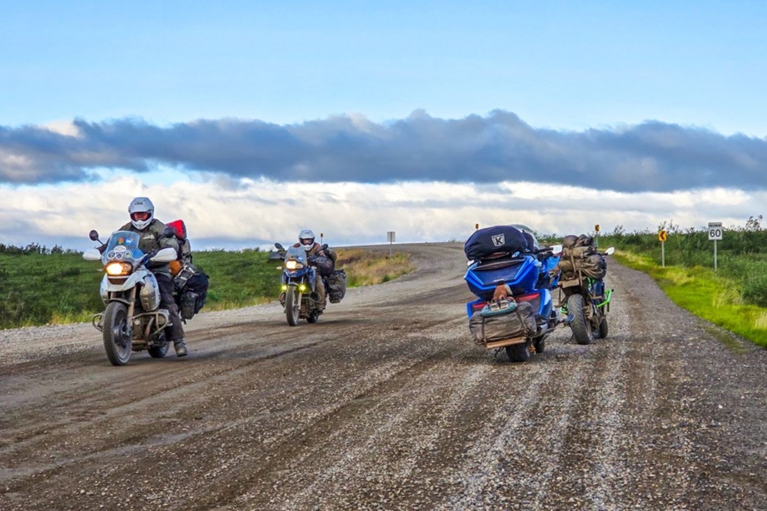Les gars d’Aventurières sont surpris de voir des motos routières ici. voyage à moto improvisé sur la Dempster Highway

