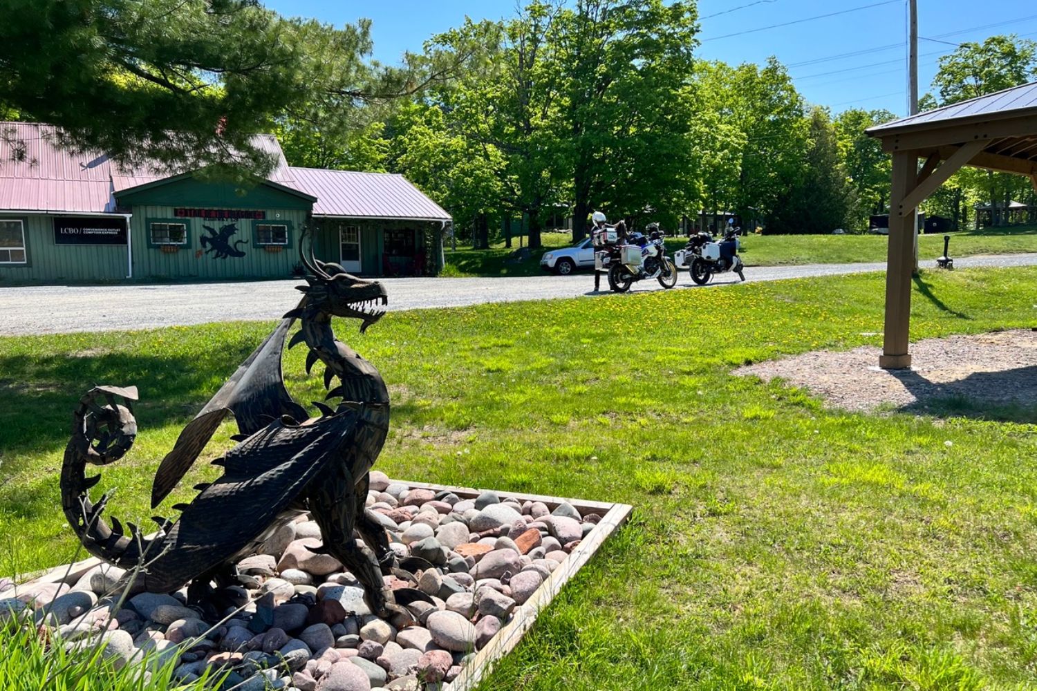 Une sculpture en métal du dragon