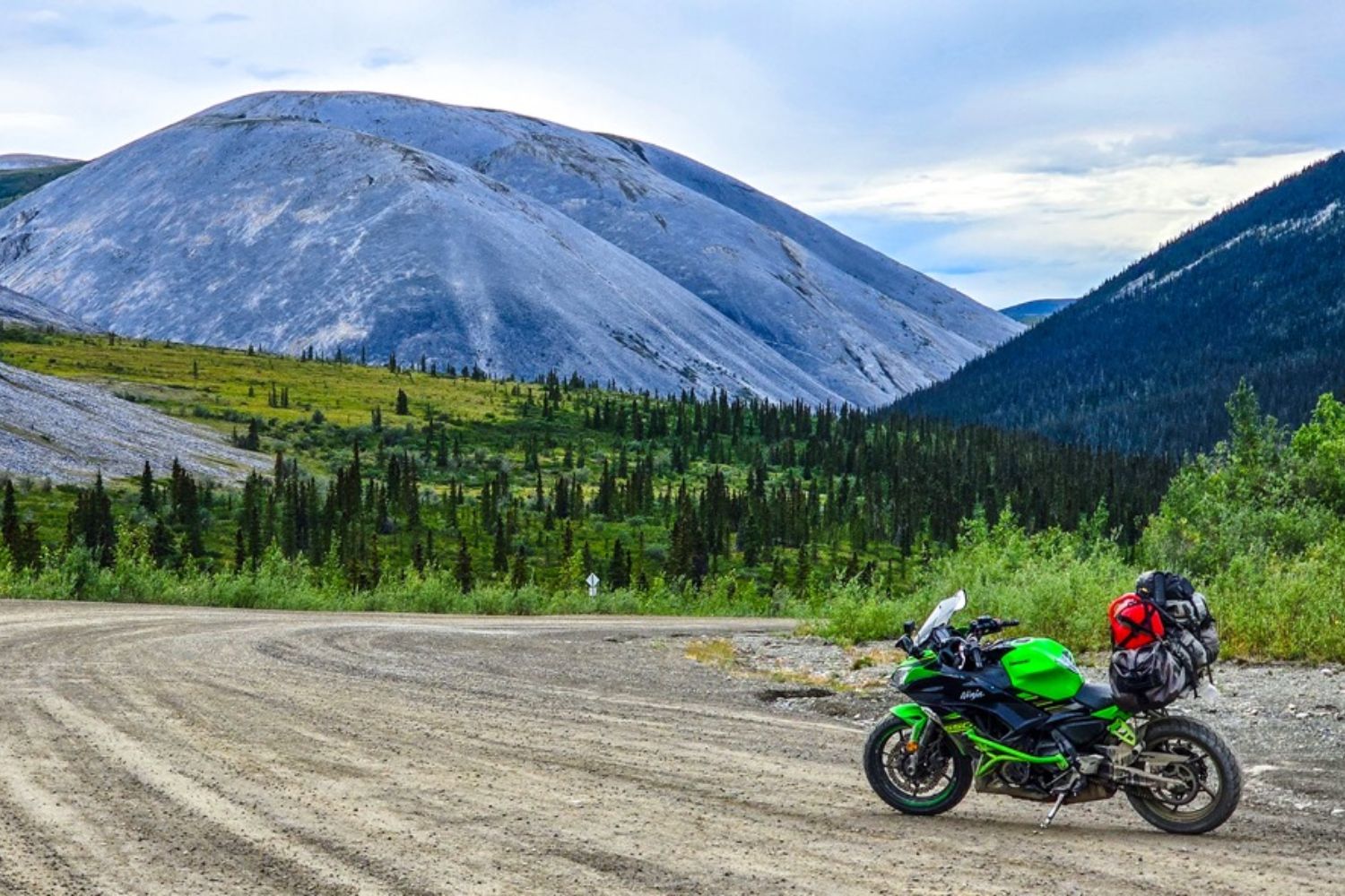 Rouler dans le parc Tombstone sur le gravier pose bon nombre de défis.  voyage à moto improvisé sur la Dempster Highway

