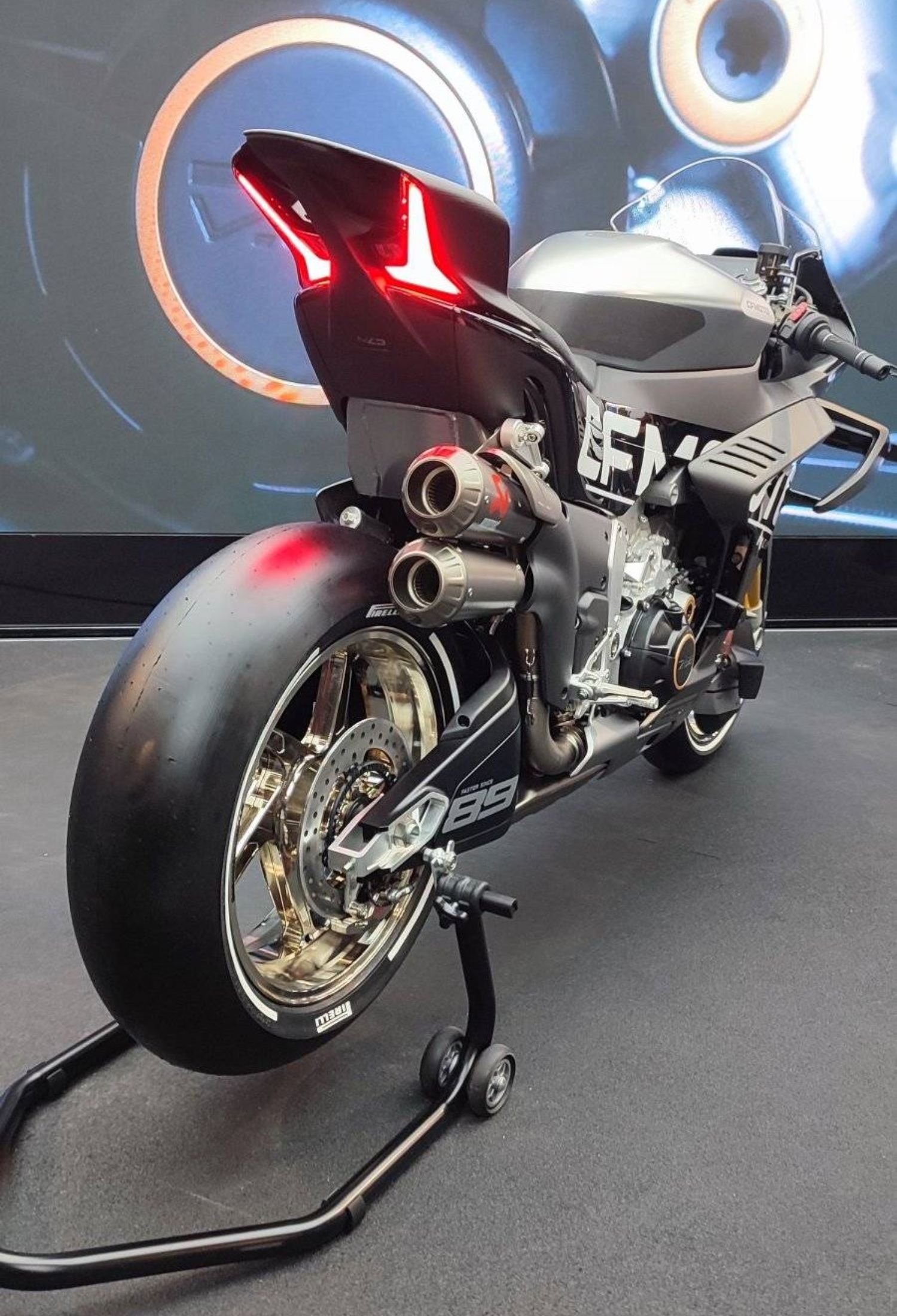 CFMOTO V4 SR-RR PROTOTYPE vue arrière à Milan – photo Michel Thomas