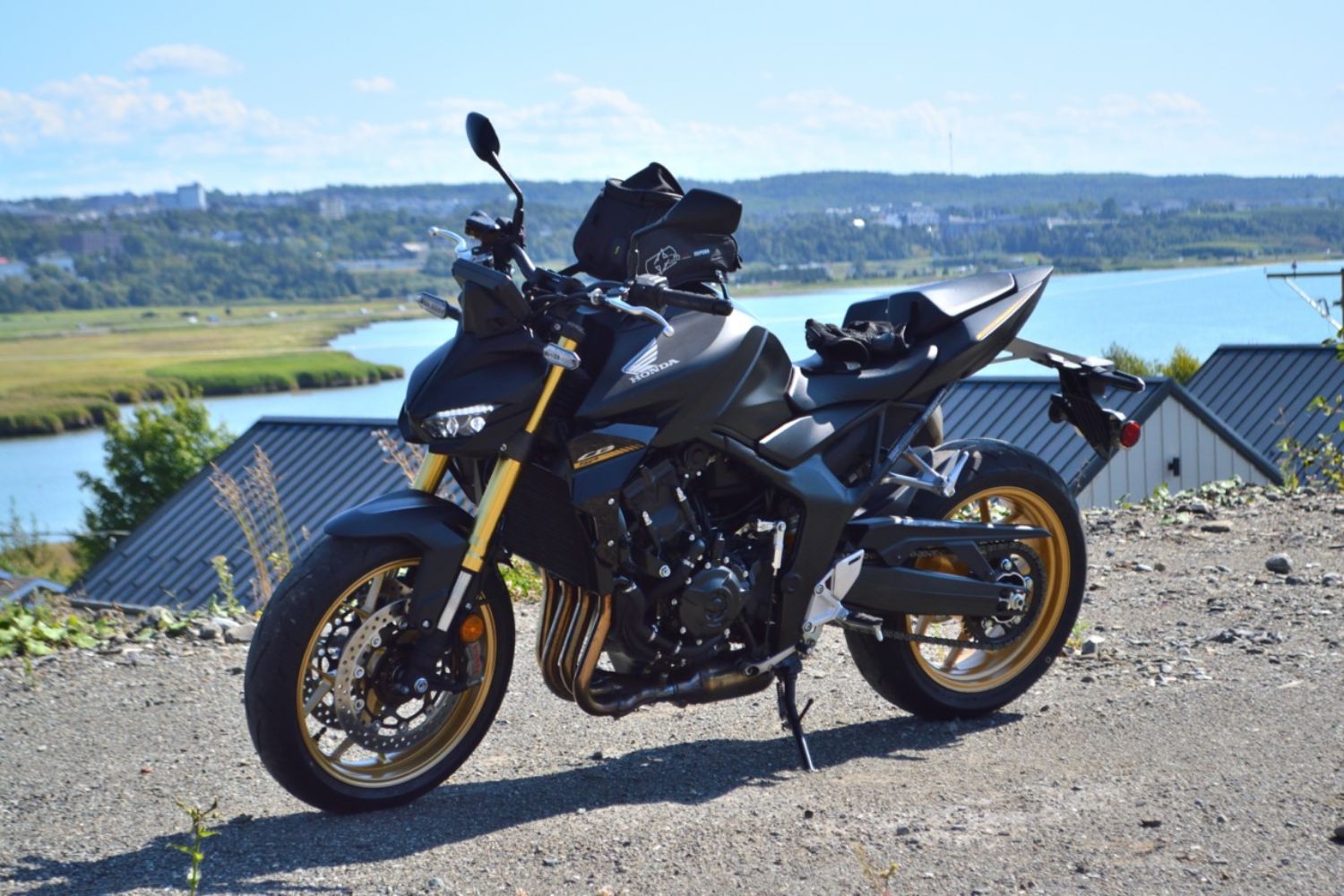 Un mélange de sobriété japonaise et de clin d’œil sportif