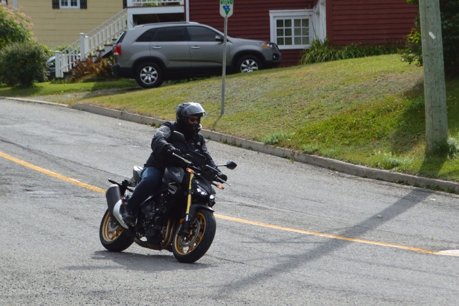 Position de conduite semi-sportive, semi-relaxée