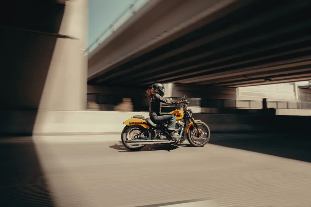 Les cheveux dans le vent et apprécier la route à bord de la Harley-Davidson Street Bob