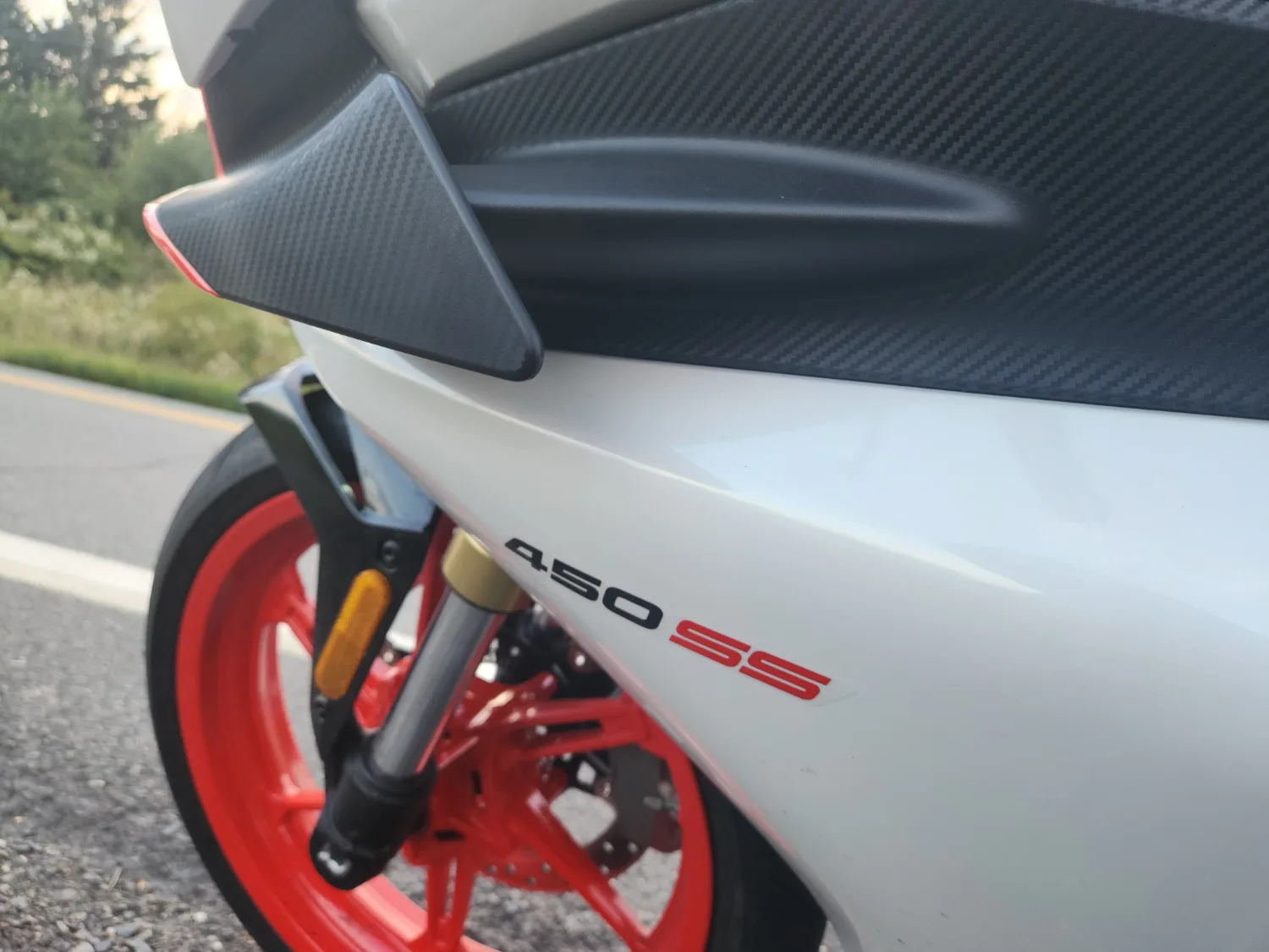 La CFMOTO 450SS présente un design visuel consensuel.