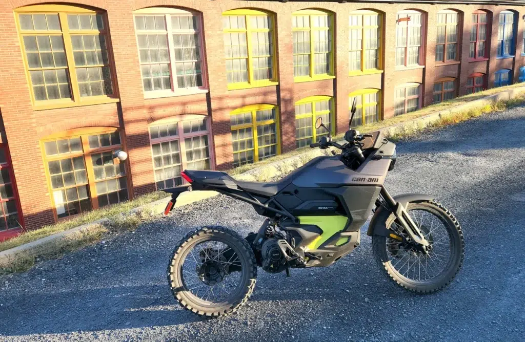 La Can-Am Origin évolue aussi bien sur route qu’en dehors.