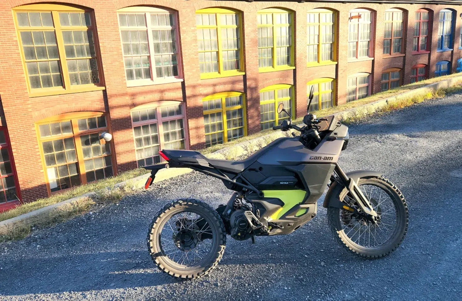 La Can-Am Origin évolue aussi bien sur route qu’en dehors.