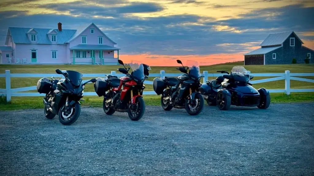 rouler en moto en Gaspésie. Coucher de soleil à Rivière-la-Madeleine