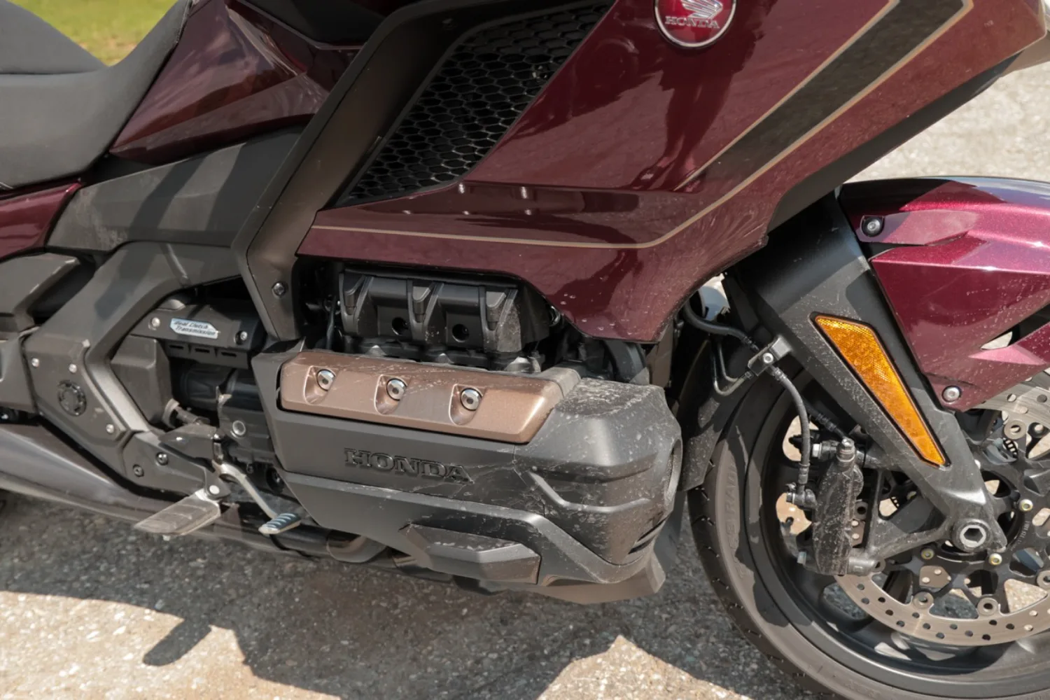 Le moteur flat-six, très souple, est placé bas dans le cadre et contribue au centre de gravité bas.