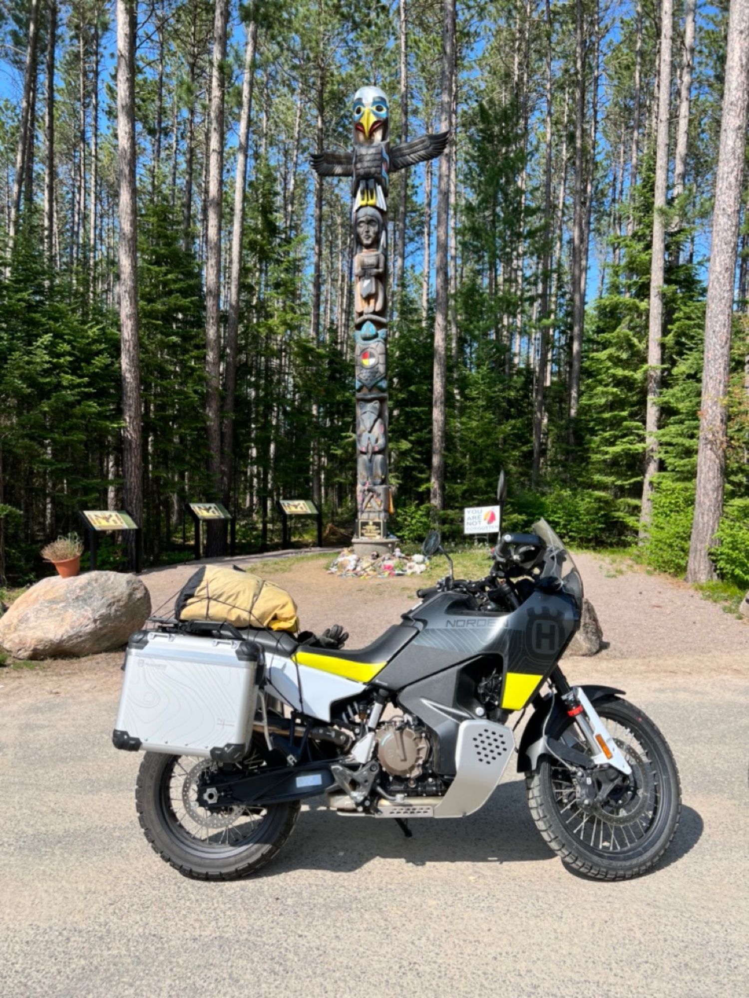 Il y a plusieurs sites aménagés pour une pause.