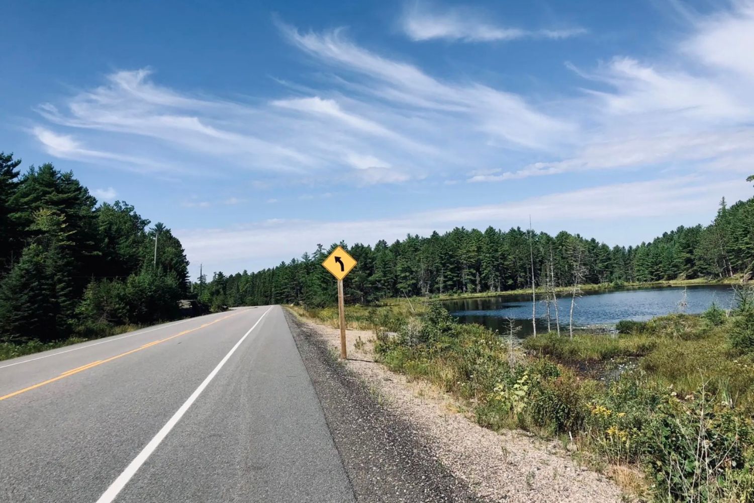 La route 60 Frank MacDougall Parkway a un pavage parfait.