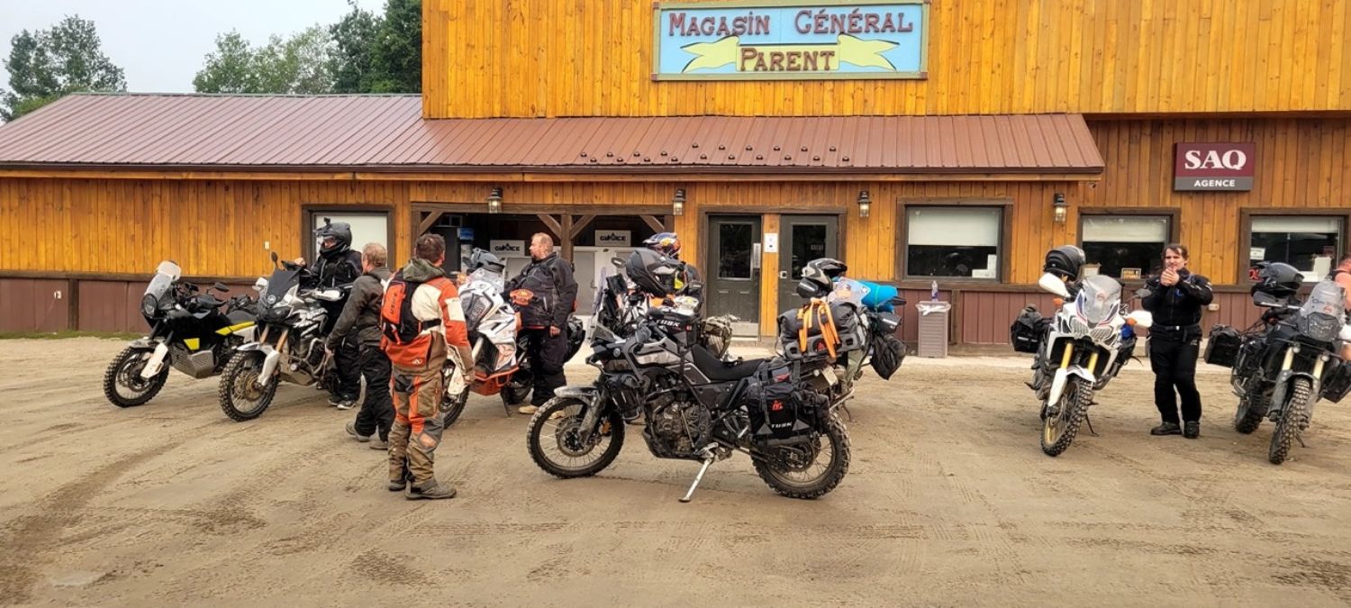 Arrêt devant le magasin général de Parent