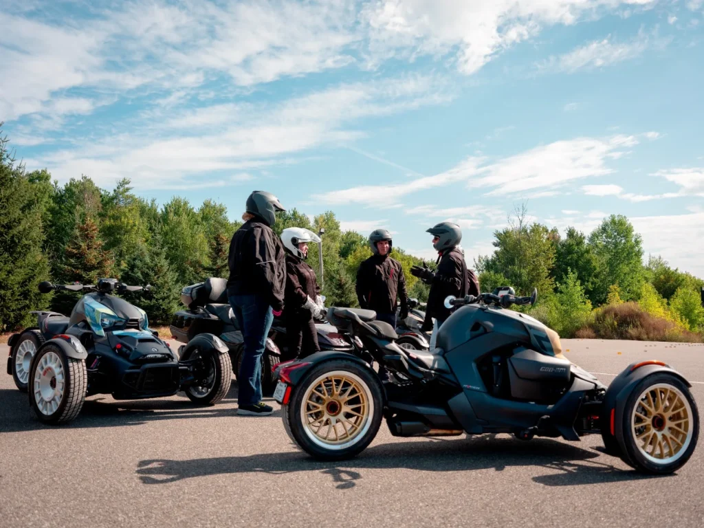 Les séances d'essai Can-Am sur circuit fermé permettent aux conducteurs de découvrir les véhicules 3 roues