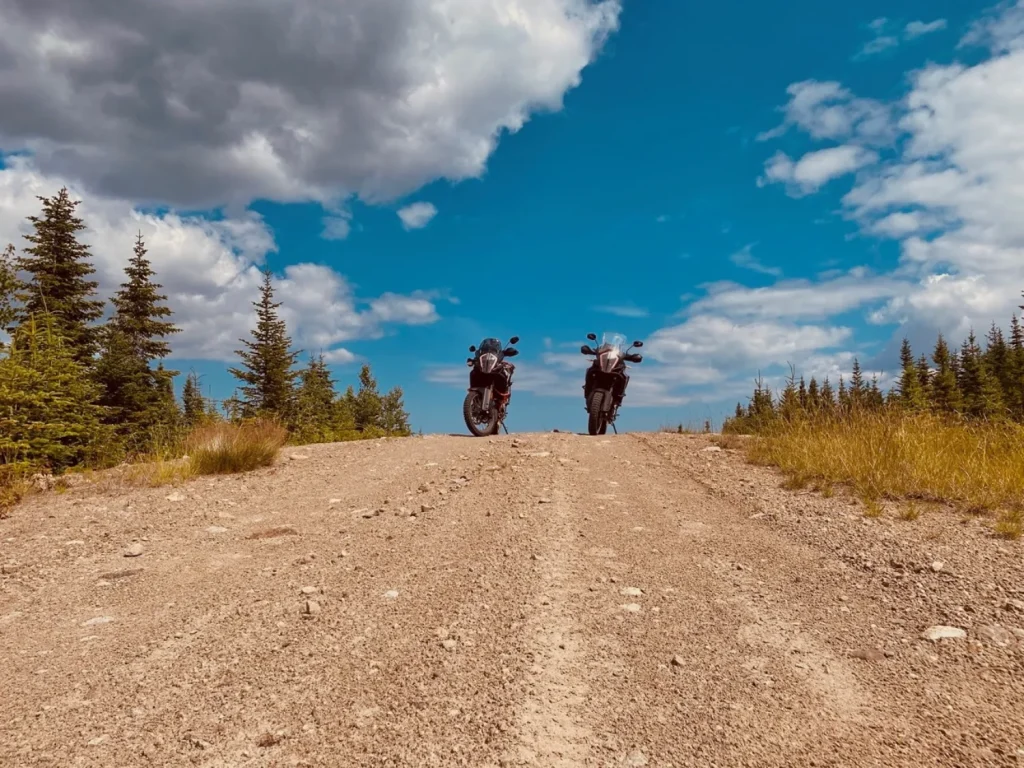 Les adeptes de moto aventure roulent très souvent dans des secteurs dépourvus de couverture cellulaire.