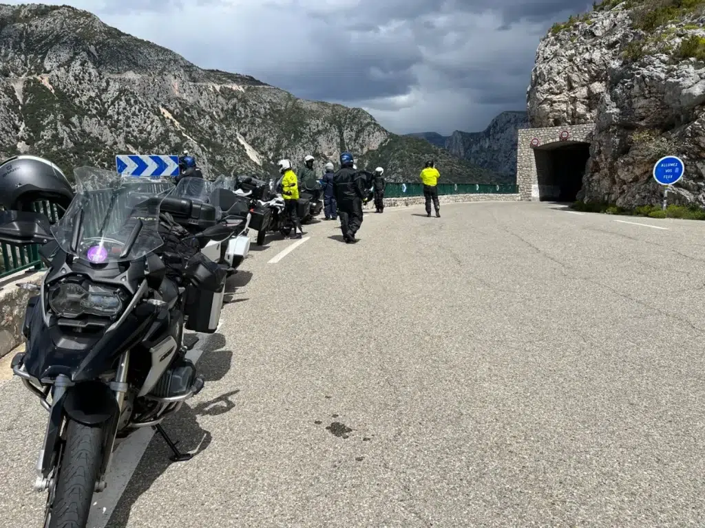 voyage dans les Alpes en moto